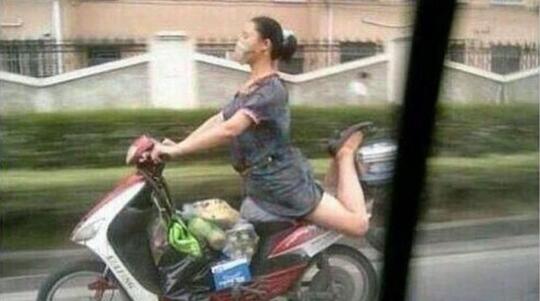 Kumpulan Potret Absurd Emak-emak Saat Mengendarai Motor di Jalan