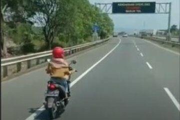 Kumpulan Potret Absurd Emak-emak Saat Mengendarai Motor di Jalan