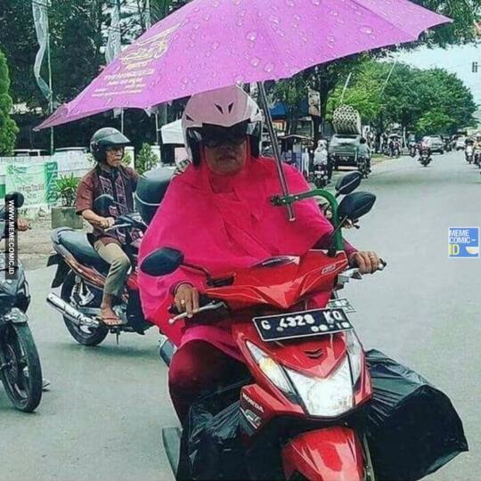 Kumpulan Potret Absurd Emak-emak Saat Mengendarai Motor di Jalan