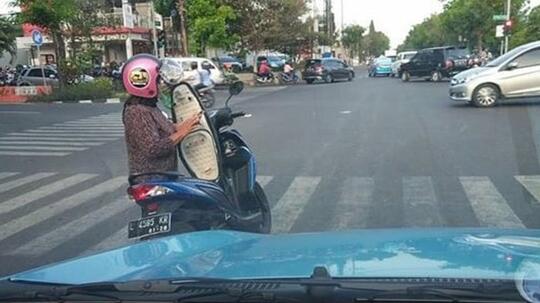 Kumpulan Potret Absurd Emak-emak Saat Mengendarai Motor di Jalan