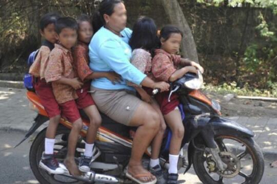Kumpulan Potret Absurd Emak-emak Saat Mengendarai Motor di Jalan