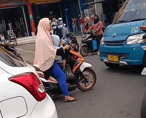 Kumpulan Potret Absurd Emak-emak Saat Mengendarai Motor di Jalan