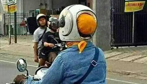 Kumpulan Potret Absurd Emak-emak Saat Mengendarai Motor di Jalan