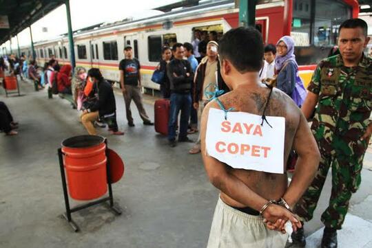 Waspada! 3 Ciri-ciri Copet Di Angkutan Umum! Wajib Tahu Nih!
