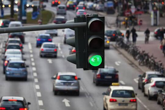 Di Jepang Lampu Merah Nggak Ada Warna Hijau, Trus Kapan Jalannya? (Temen Bingung)