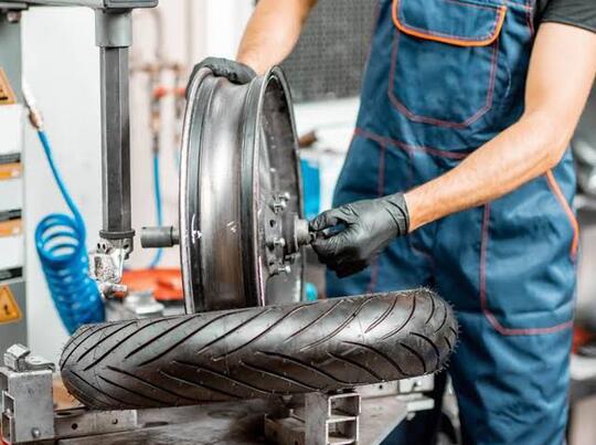 Ini Alasan Sebenarnya, Kenapa Ban Belakang Motor Ukurannya Harus Lebih Besar