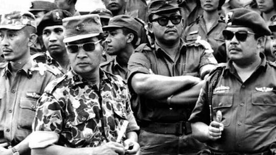 SENYUMLAH UNTUK SEMUA TAPI TIDAK UNTUK KOMUNIS