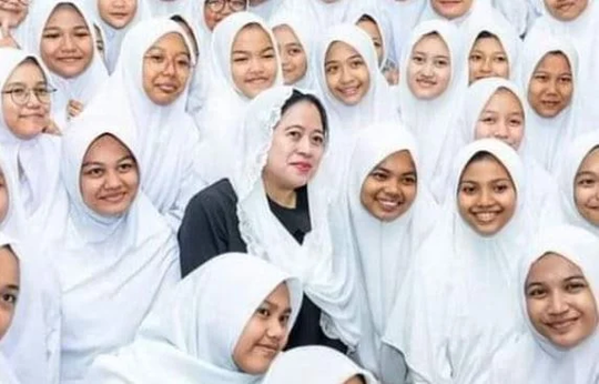 Tanggapi Foto Puan Kenakan Jilbab di Tengah Kerumunan Santri, Imam Syamsi Ali: