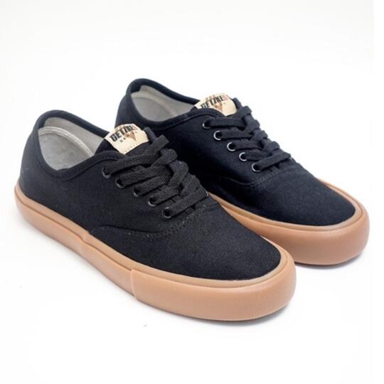 12 Rekomendasi Sepatu Low Cut Brand Lokal Warna Black Gum, Mulai 100 Ribuan!