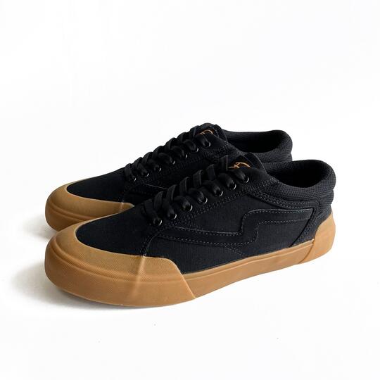 12 Rekomendasi Sepatu Low Cut Brand Lokal Warna Black Gum, Mulai 100 Ribuan!