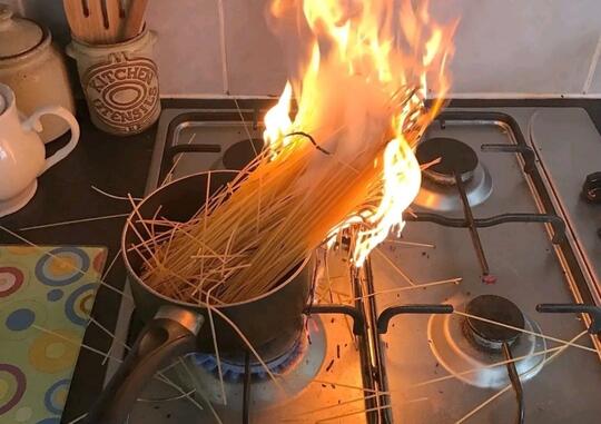 12 Kejadian Paling Sial di Dapur yang Membuatmu Bersyukur Tak Mengalaminya