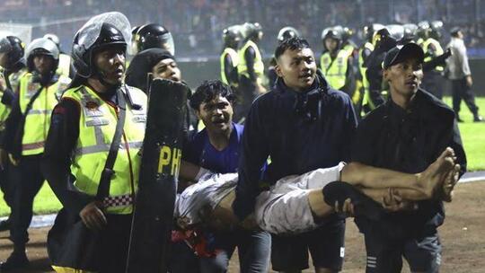 Ratusan Orang Mati Sia-Sia, Akibat Nonton Bola! Derby Jatim Membawa Petaka.