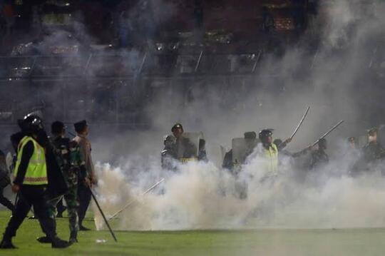 Ratusan Orang Mati Sia-Sia, Akibat Nonton Bola! Derby Jatim Membawa Petaka.