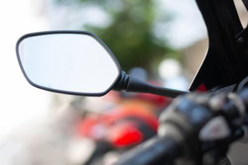 Mau Naik Level? Pemotor Sebaiknya Pasang Spionnya Dengan Benar (Ini Alasannya!)