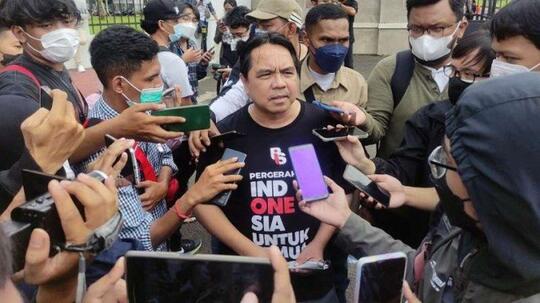 Ade Armando Sebut Supporter Arema Sok Jagoan, Apakah ini Waktunya Saling Menyalahkan?