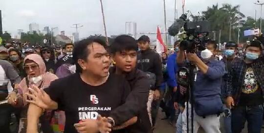 Ade Armando Sebut Supporter Arema Sok Jagoan, Apakah ini Waktunya Saling Menyalahkan?