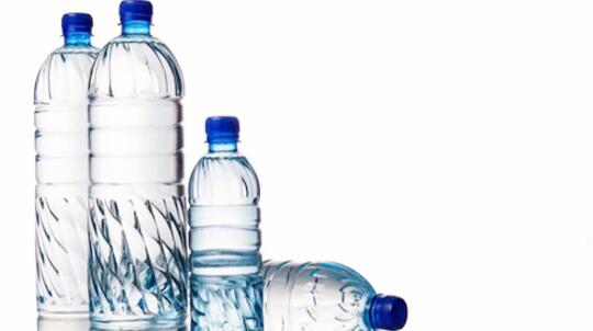 Inilah Alasan Kenapa Botol Air Mineral Selalu Ada Lengkungannya (Nyadar Nggak, Gan?)
