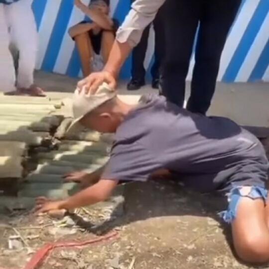Seorang Bocil Mendadak Kesurupan Saat Hendak Ditilang Polisi! Kok Bisa?