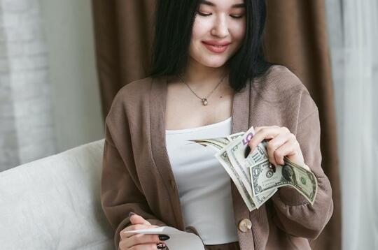Masyarakat Cina Mulai Hidup Dengan Berhemat! Barang Mewah Pun Banyak Dijual
