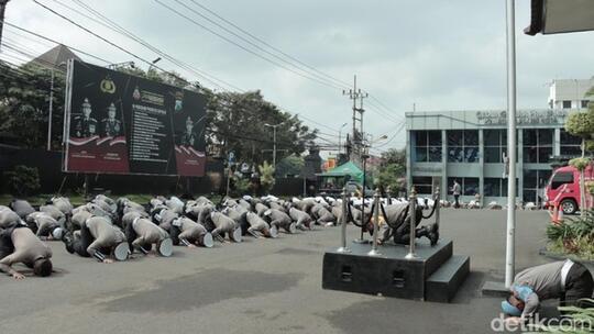 Polisi Malang Sujud Massal Minta Maaf ke Korban Tragedi Kanjuruhan