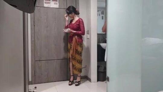 Pesulap Merah, Minggir Dulu Kebaya Merah Mau Lewat.