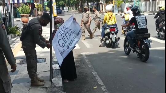 Anak Terjerat Pinjol, Seorang Ibu di Tuban Rela Jual Ginjal Untuk Membayar Utang