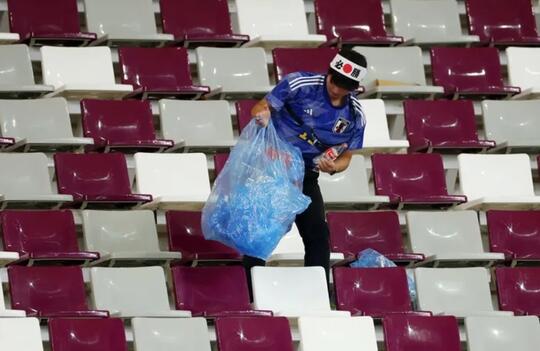 Patut Diapresiasi! Fans Jepang Bersih-Bersih Stadion Pasca Kemenangan Atas Jerman