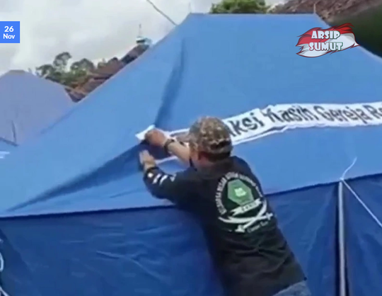 VIRAL!! Oknum Pengungsi Copot Spanduk Bantuan dari Gereja di Cianjur.