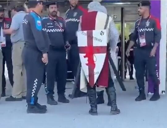Fans England Diusir dari Stadion oleh Petugas Qatar Karena Menggunakan Outfit Ini