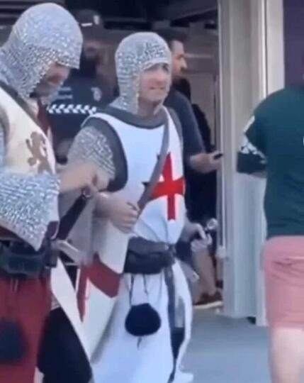 Fans England Diusir dari Stadion oleh Petugas Qatar Karena Menggunakan Outfit Ini