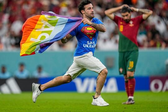 Kaum Pelangi Nekat Masuk Lapangan Di Piala Dunia 2022! Bikin Bang Dodo Ga Semangat