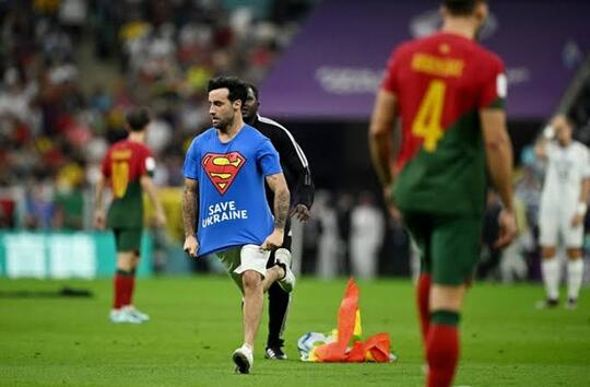 Kaum Pelangi Nekat Masuk Lapangan Di Piala Dunia 2022! Bikin Bang Dodo Ga Semangat