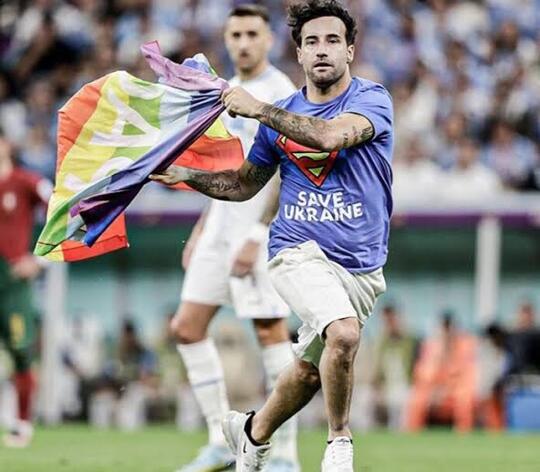 Kaum Pelangi Nekat Masuk Lapangan Di Piala Dunia 2022! Bikin Bang Dodo Ga Semangat