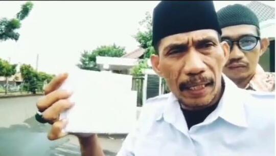 Pria Ini Ngamuk Setelah Gagal Terpilih Jadi Ketua LPM, Padahal Udah Bagi-bagi Amplop!