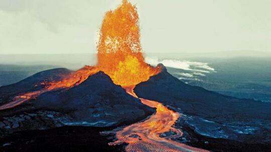 Gunung Berapi Terbesar Di Dunia Meletus! Langit Malam Berubah Jadi Merah!