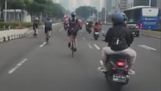 Banyak Pesepeda Ngeyel Melaju Diluar Jalur Khusus, Kalau Tertabrak Siapa yang Salah?
