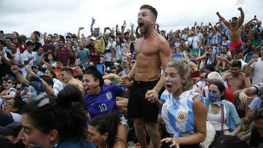Argentina Juara, Iwan Bule Ikut Angkat Trofi Piala Dunia!