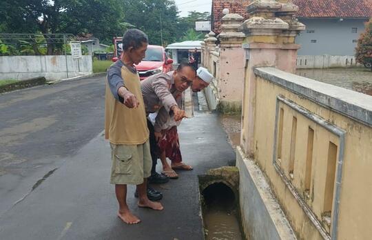 Ngeri! Bocah SD Tewas Terseret Arus Selokan Hingga Tersangkut Di Gorong-gorong!