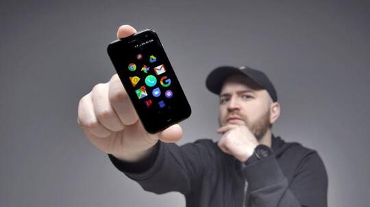 Palm Phone, Benarkah Smartphone Terkecil Di Dunia?