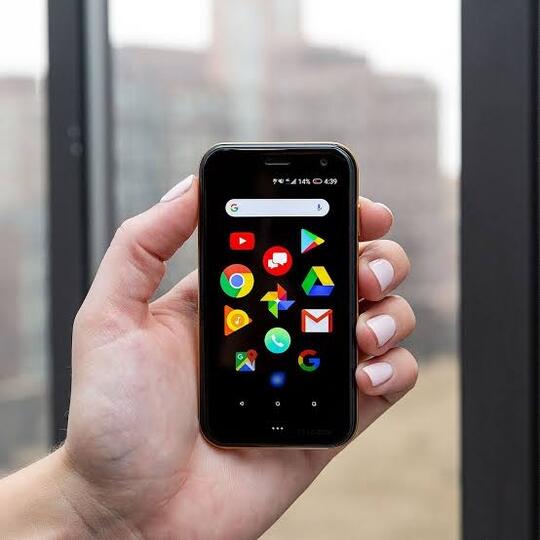 Palm Phone, Benarkah Smartphone Terkecil Di Dunia?