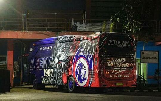 Bus Arema Dilempari Batu Hingga Pecah, Dua Pemain Terluka!