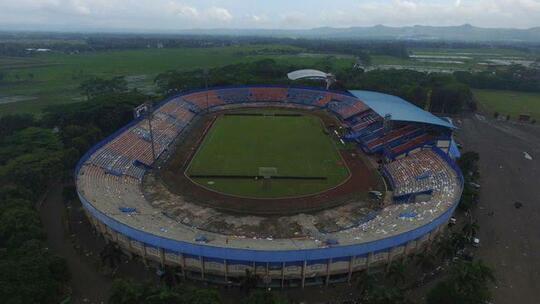 Bus Arema Dilempari Batu Hingga Pecah, Dua Pemain Terluka!