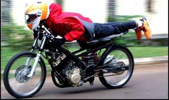 Berkendara Dengan Gaya Superman, Siapa Yang Memulai Tren Ini?