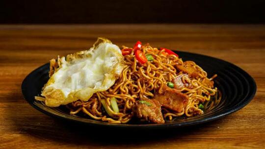 Viral Warung Jual Indomie Harga 41 Ribu Seporsi, Wajarkah Harga Segitu?
