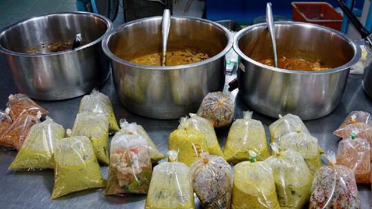 Masih Suka Bungkus Makanan Panas dengan Plastik? Awas, Ada Bahaya yang Mengancam
