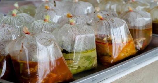 Masih Suka Bungkus Makanan Panas dengan Plastik? Awas, Ada Bahaya yang Mengancam