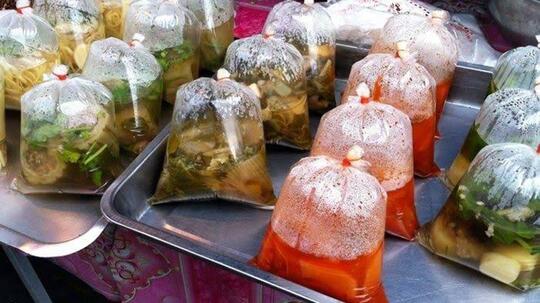 Masih Suka Bungkus Makanan Panas dengan Plastik? Awas, Ada Bahaya yang Mengancam