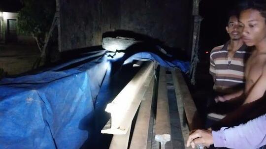 Miris! Oknum Polisi Dan TNI Kompak Mencuri Rel Kereta Api Di Sumut!