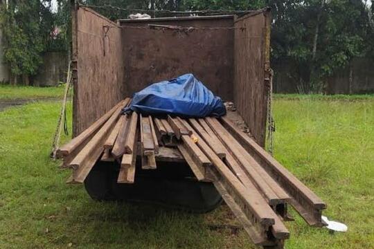 Miris! Oknum Polisi Dan TNI Kompak Mencuri Rel Kereta Api Di Sumut!