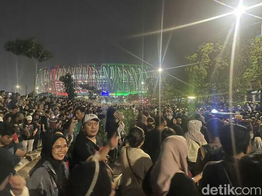 Pro Kontra Netizen Saat Menonton Konser Dewa 19, Apakah JIS Seburuk Itu?